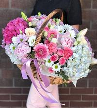Композиция солнечный день в Черкизово Цветочная композиция из Розы, Хризантемы, Пионы и Лизиантусы в корзине в Черкизово