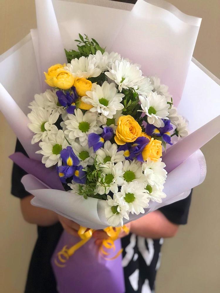 Букет цветов из: Ирисы, Хризантемы и Розы в Черкизово