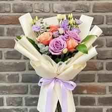 Букет цветов из:  Лизиантусы и Розы в Черкизово