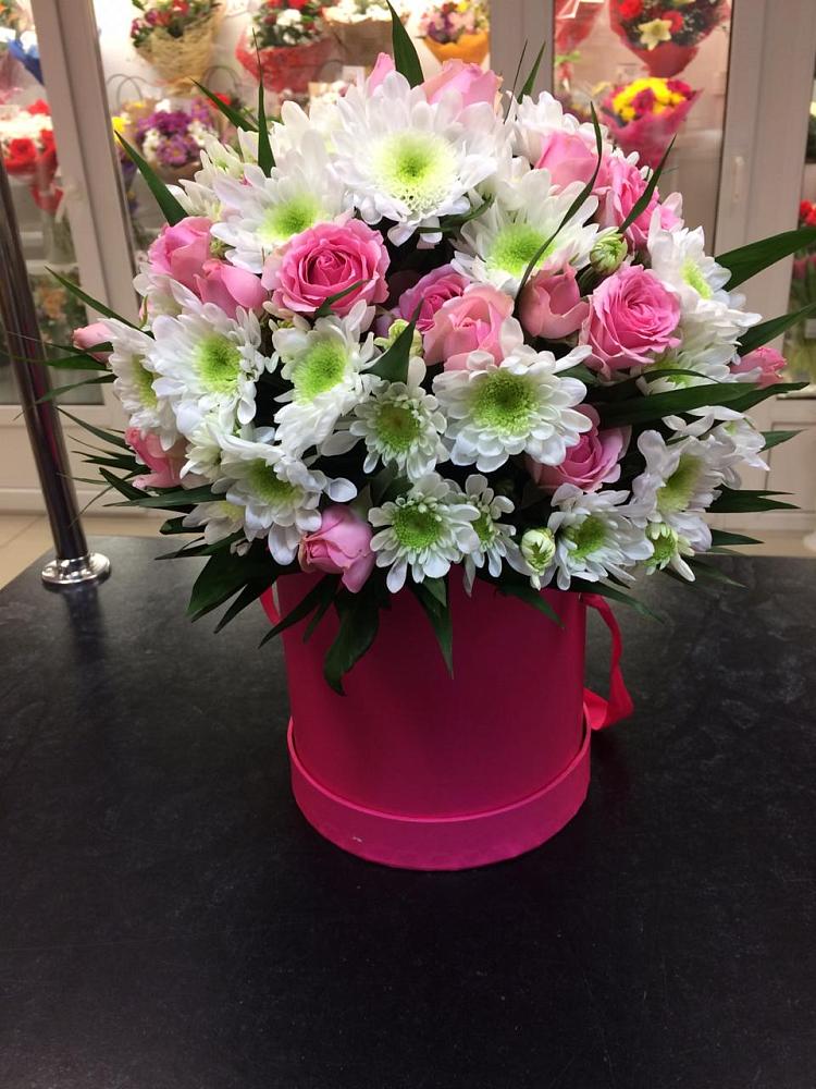 Цветочная композиция из Розы и Хризантемы в шляпной коробке в Черкизово